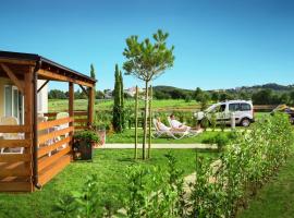 Modern chalet with 2 bathrooms and a veranda，位于弗尔萨尔的木屋