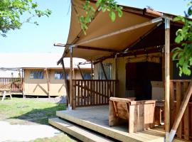 Homely tent with kitchen and shower near the beach，位于斯赫拉芬赞德的酒店