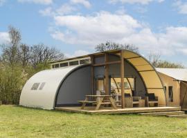 Glamping Tent in Netherlands with Pop-Up Charm，位于Zuna的酒店