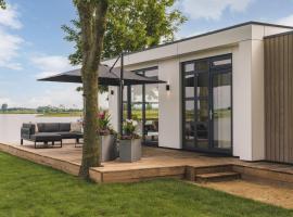 Luxurious holiday home on the water in the Betuwe，位于Maurik的酒店