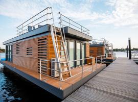Houseboat with a view over the Leukermeer, on the edge of a holiday park，位于威尔的船屋