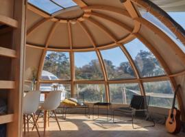 Tent in Regge Fields with Stargazing，位于Zuna的酒店