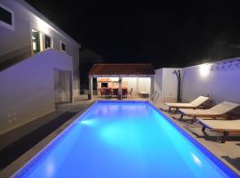 Charming Holiday Home in Cara with Swimming Pool，位于扎瓦拉提卡的酒店