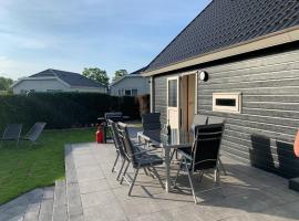 Holiday home in a holiday park directly on the recreational lake and the Veluwe，位于Lathum的别墅