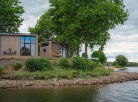 Cozy tiny house on the water, located in a holiday park in the Betuwe，位于Maurik的小屋