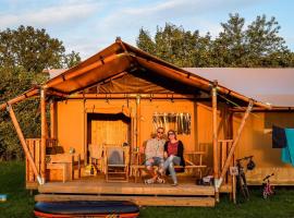 Safari Tent in Netherlands Glamping Escape，位于Zuna的豪华帐篷