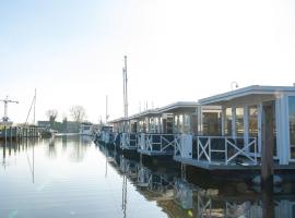 Lush houseboat with roof terrace in Lemmer，位于莱米尔的船屋