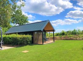 Tiny House with dishwasher, in a holiday park directly on a recreational lake，位于Lathum的酒店