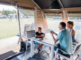Nice tent lodge on a campsite，位于Medernach的酒店