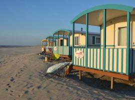 Cozy chalet with veranda with a unique location on the beach，位于斯赫拉芬赞德的酒店