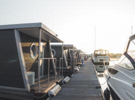 Luxurious Houseboat - Zen，位于Dinteloord的船屋