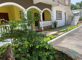 Mini Cozy Lodging，位于Culloden的酒店