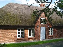 Holiday home in Westerhever with a fireplace and a beautiful garden，位于韦斯特雷费尔的酒店