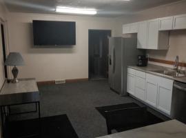 E. Michigan Walk Up Furnished 2 Bedroom APT，位于兰辛的酒店