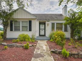 Cumberland Cottage with Screened Porch and Fire Pit!，位于坎伯兰的酒店