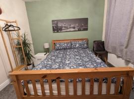 Large Cosy Room to Stay in South Reading，位于Shinfield的酒店