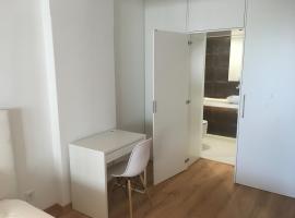 Bedrooms with Private Bathroom in Modern Guest House，位于阿尔马达的酒店