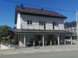 Guest House Mylan，位于Ličko Petrovo Selo的带停车场的酒店