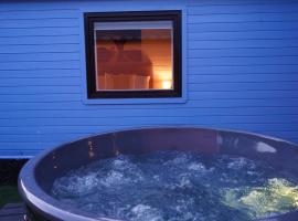 West Wicklow Glamping with Hot Tub，位于Baltinglass的豪华帐篷营地