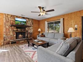 Newly Remodeled Pet Friendly Strawberry Cabin，位于Pine的酒店