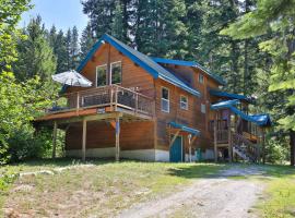 Leavenworth Cabin 3 Mi to Lake Wenatchee Hot Tub!，位于莱文沃思的乡村别墅