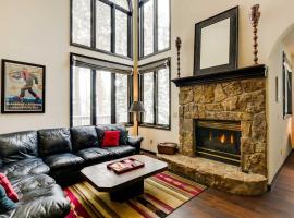 Hot Tub and Ski Shuttle Forested Breckenridge Home!，位于布雷肯里奇的酒店