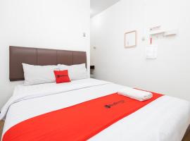 RedDoorz @ Tanjung Sari Surabaya，位于Tandjung-lor的酒店