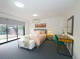 Pet Friendly Well-appointed 3BM Retreat Parking Netflix