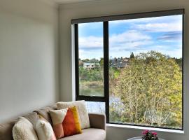 Amazing the Waikato River-View Brand New Villa with 4 bedrooms，位于汉密尔顿的酒店