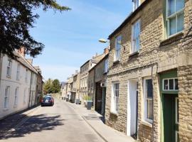 Spacious 1-bed apartment with super king or twin in central Charlbury, Cotswolds，位于查尔伯里的公寓