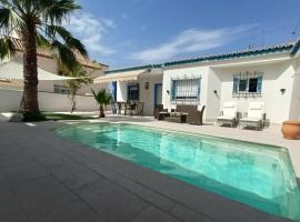 Stunning Villa in Aguadulce, Almería Private Pool 400 sqm area 800m Beach，位于阿瓜杜尔塞的酒店