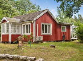 Gorgeous Home In Ronneby With Kitchen，位于龙讷比的乡村别墅