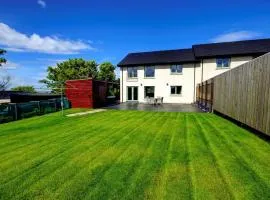 Aurora - Self Catering, Kirkwall, Quiet Location with Luxury Hot Tub