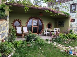 Happy Hobbit ,2 room jakuzi, Lake view, fireplace in Sapanca 1，位于萨潘贾的酒店