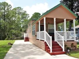 The Tiny Farmhouse - BIG comfort! Pool access