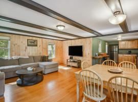 5-Acre Brantingham Property with Porch and Grill!，位于Glenfield的酒店