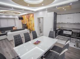 Apartment LUX 2，位于图兹拉的酒店
