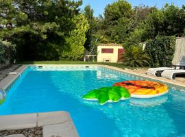 La Pitchoune : Gîte aux pieds des Alpilles，位于穆里耶的酒店