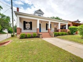 Bright Macon Home with Wraparound Deck!，位于梅肯的乡村别墅