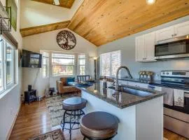 2 Mi to Rainbow Lake Lovely Lakeside Tiny Home