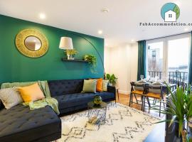 Amazing Flat-Parking available-By FabAccommodation，位于卡迪夫圣大卫霍尔剧场附近的酒店