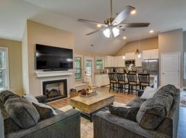 Charming Pendleton Retreat about 5 Mi to Clemson!，位于克莱门森的酒店