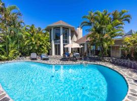 Opulent Waterfall House with Ocean Views in Haiku, Maui，位于Huelo的度假短租房