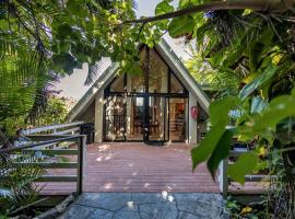 Jasmine Suite on Lush farm in Haiku, Maui jungle，位于Huelo的木屋