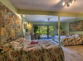 Plumeria Room on a Lush Farm on Maui's North Shore，位于Huelo的酒店