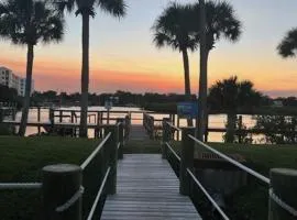 Dolphin Cove Cottage -2-2 Pet Friendly!
