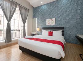 RedDoorz Premium near RS Pondok Indah，位于雅加达的酒店