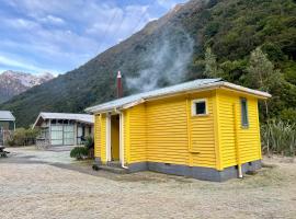 Basic, Super 'Cosy' Cabin in The Middle of National Park and Mountains，位于Otira的公寓