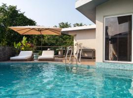 Rainforest Woods, Assagao, Goa - Luxury 4 BR Private Rooftop Pool - V5，位于阿斯高的酒店