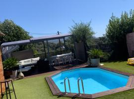 Romantic villa in the south of France with a private garden , pool and a terrace，位于尼斯的度假屋